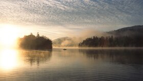 Morgenstimmung am Reintalersee in Kramsach  | © Alpbachtal Tourismus | Christian Vorhofer  Auf diesem Bild zu sehen ist der Reintalersee in Kramsach, umgeben von einer Nebelschicht, in der Mitte zu sehen ein kleines Fischerboot  | © Alpbachtal Tourismus | Christian Vorhofer