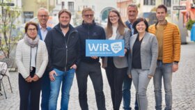 Gesamter Vorstand der WiR Alpbachtal | © WiR Alpbachtal Der gesamte Vorstand der WiR Alpbachtal, 3 Frauen und 5 Männer, stehen im Stadtzentrum von Rattenberg und in der Mitte wird eine blaue Tafel mit der Aufschrift "WiR Alpbachtal" gehalten. | © WiR Alpbachtal
